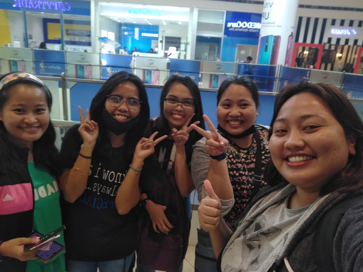 AnnieAnne23's tweet photo. Sulit ang camp out ntin mga Aghase sa Sm Angono. Super secured tayo dhil sa mga guard Thank you @mydgase dhil nging maayos tayo see you. @GOT7Official #TeamAngono #GOT7KeepSpinningInMNL Thank you din po Inang my 1st ever concert hndi umuwing luhaan @happeehour and @PULPLiveWorld https://t.co/9TqBzak6MN