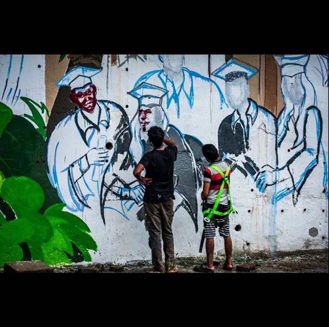 curvesandcolors's tweet photo. Progression, hard-work, celebration of knowledge, happiness are just a few words that describe the spirit of the students and the art.
#art #artists #mural #painting #urbanart #publicart #design #wallofprogress #collegestudents #college https://t.co/v1qKE9f16Y