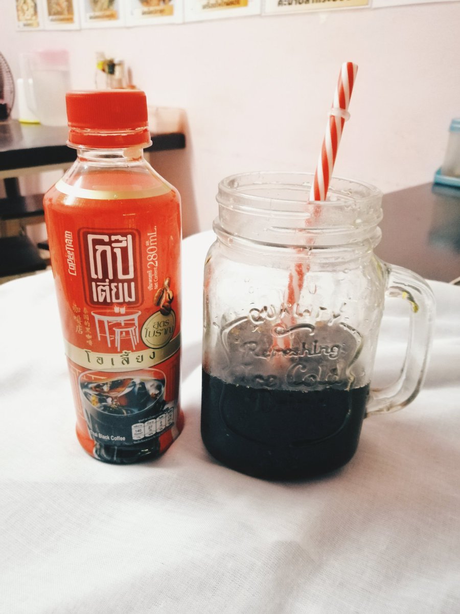 nnzniiniwz's tweet image. เซเว่นเขามีโอเลี้ยงสูตรโบราณ ของโกปี๊เตี่ยม ขายแล้วววว รสชาติหอมคั่วเข้ม จากเมล็ดกาแฟอาราบิก้าและโรบัสต้าของไทย ความหวานกำลังพอดีเลย ดื่มแบบใส่น้ำแข็งฟินสุดๆ เหมือนได้ไปนั่งดื่มที่ร้านโกปี๊เลย ขวดละ 15 บาทเองจ้า #รีวิวเซเว่น #อร่อยไปแดก #โกปี๊เตี่ยม