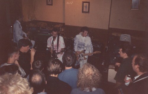 FDForum's tweet photo. #OnThisDay in 1989 @Manics played their first London gig at the Horse And Groom, Great Portland Street https://t.co/M8aVTwmYXv