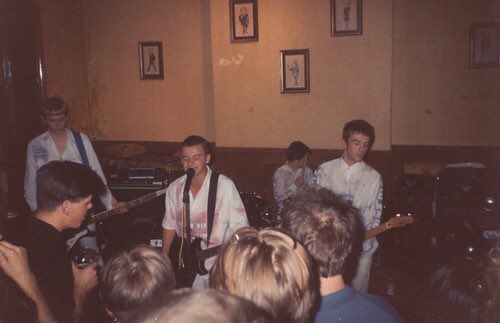 FDForum's tweet photo. #OnThisDay in 1989 @Manics played their first London gig at the Horse And Groom, Great Portland Street https://t.co/M8aVTwmYXv