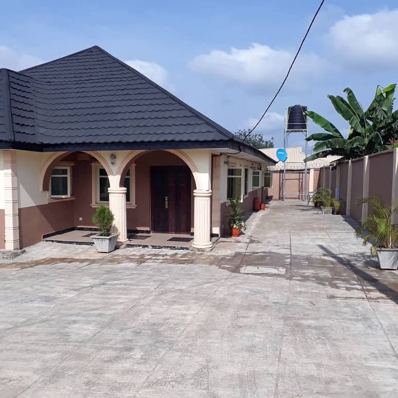 AssociatesAvril's tweet photo. Distress sale!!!twin flat of 2 bed each for sale at nihort area,Ibadan. Contact the solicitor on 08162941088.#distresssale #ibadanproperty #invest #houseforsaleinibadan #cheapproperty #twinflats #apata #allsaintsroad #agbofieti https://t.co/X5tNvB9u6q