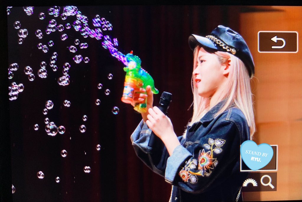 StandByRYU's tweet photo. 190922 
프리뷰가 좀 늦어서 미안해요ㅠㅠㅠ
비누방울 빵야빵야..🔫🔫
#ITZY #있지 #RYUJIN #류진 
@ITZYofficial https://t.co/EDe19xzf6j