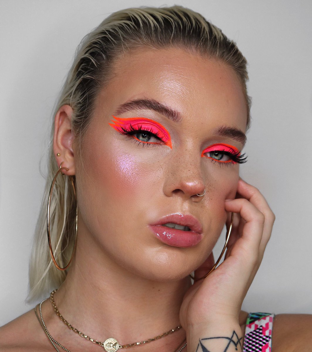 makeupbydutch's tweet photo. @SuvaBeauty HYDRA SFX acid trip &amp; schrunchie @ABHcosmetics @norvina1 clear brow gel &amp; eye primer &amp; dream glowskin in shade unicorn @NyxCosmetics dewy finish setting spray &amp; filler instinct pluming lipgloss in let’s glaze ⚡️⚡️⚡️ https://t.co/Ssw0bz3iAB