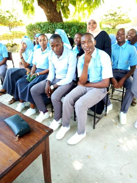 ZeeynTv_2020's tweet photo. school moment👊👊we remember it #kyala #all ma followers. #nyukitpdf https://t.co/l6gl0vQF5e