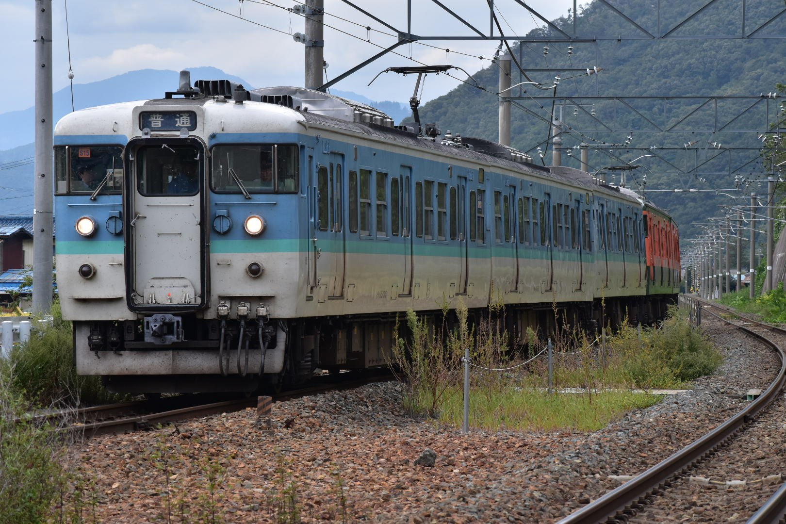 上田からの帰り道 しなの鉄道 戸倉駅に寄ると戸倉駅始発1661mの運用に入る湘南色 s25 編成2代目長野色 s15 編成が出発前の入れ替えをしていたので 戸倉駅出発と合わせて撮影してみました 上田からの帰り道 しなの鉄道 戸倉駅に寄ると戸倉駅始発1661mの運用に入る湘南色 s25 編成2代目長野色 s15 編成が出発前の入れ替えをしていたので 戸倉駅出発と合わせて撮影してみました