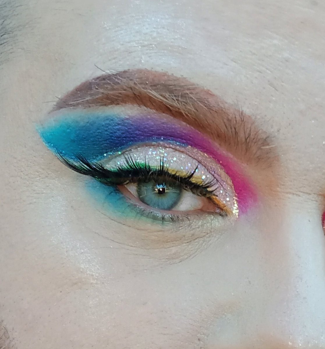 Bearbeauty19's tweet photo. First attempt at a winged cut crease 

Used @JeffreeStar X @MorpheBrushes Palette and also @MorpheBrushes 35B and @rimmel  Glitter liner in blue @stilacosmetics Liquid eyeshadow in golden girl 

#nikkiglamxo #JeffreeStar #Morphe #stilacosmetics #rainboweye #glitter #MakeupAddict https://t.co/6Nw2HEqJ72