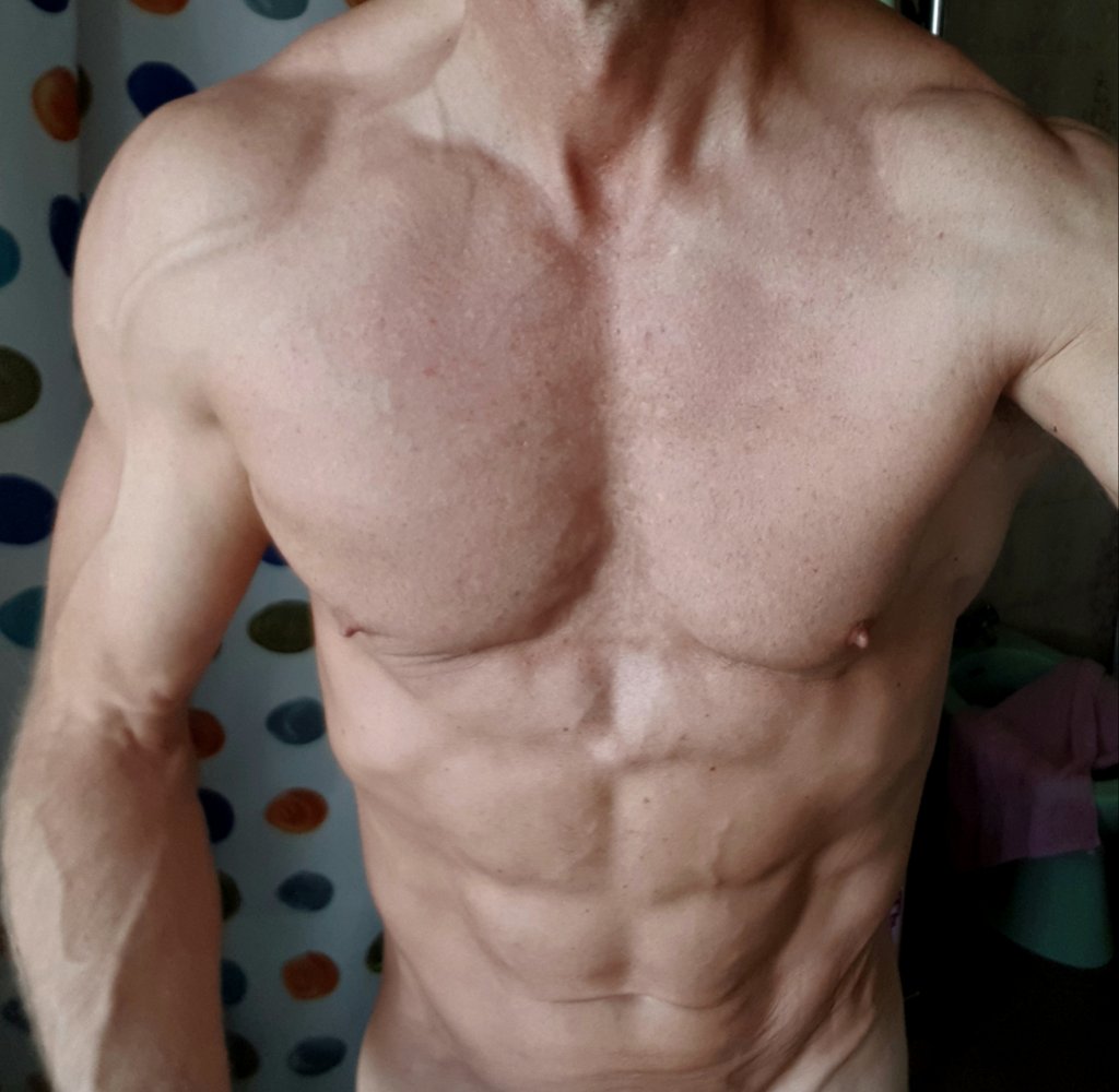 GoatDevOnSol's tweet photo. 49 años casi.
Creo que buena genética, 40 años de deporte de los cuales casi 20 en gym y vienen chavales con 5 años de gym diciendo "transformación natural" DOS VECES MAS GRANDES QUE YO Y SECOS, lo peor muchos lo creen.
Pasaros por YouTube ALUCINAREIS DEL PODER NATURAL. https://t.co/0Zzcz405gM