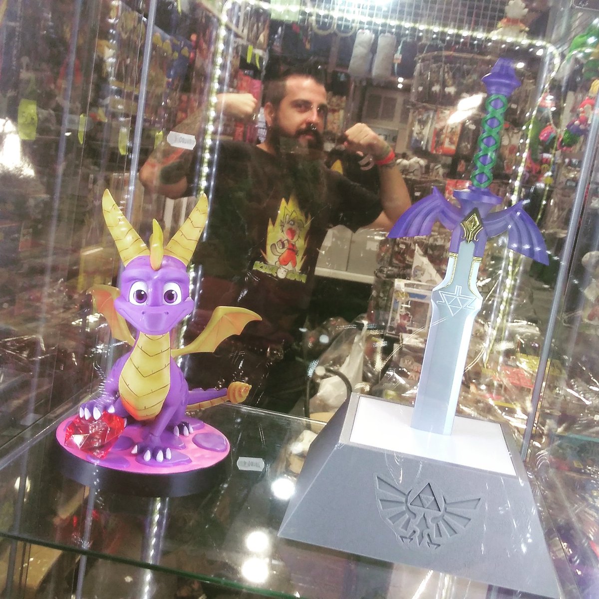 Kurogamicom's tweet photo. ¡Buenos días! Con las pilas cargadas para el último día en la @Japan_Weekend!
Pedazo #lámpara de #zelda .... Al final me llevaré una a casa 😋
#kurogami #kurogamicom #japanweekend #madrid #eventob #salonmanga #spyro #spyrothedragon #thelegendofzelda #espadamaestra #mastersword https://t.co/YQleVZoJ57