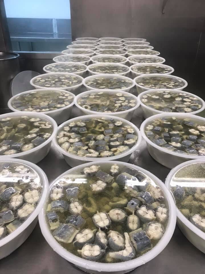 MicksEelSupply's tweet photo. Look at these beauties 😋We sell a variety of different size containers if this is too big! We welcome trade and retail enquires amd operate out of Billingsgate Fish Market near Canary Wharf #jelliedeels #eastenders #tradition #seafood #rain https://t.co/ZwJWAoH7AN