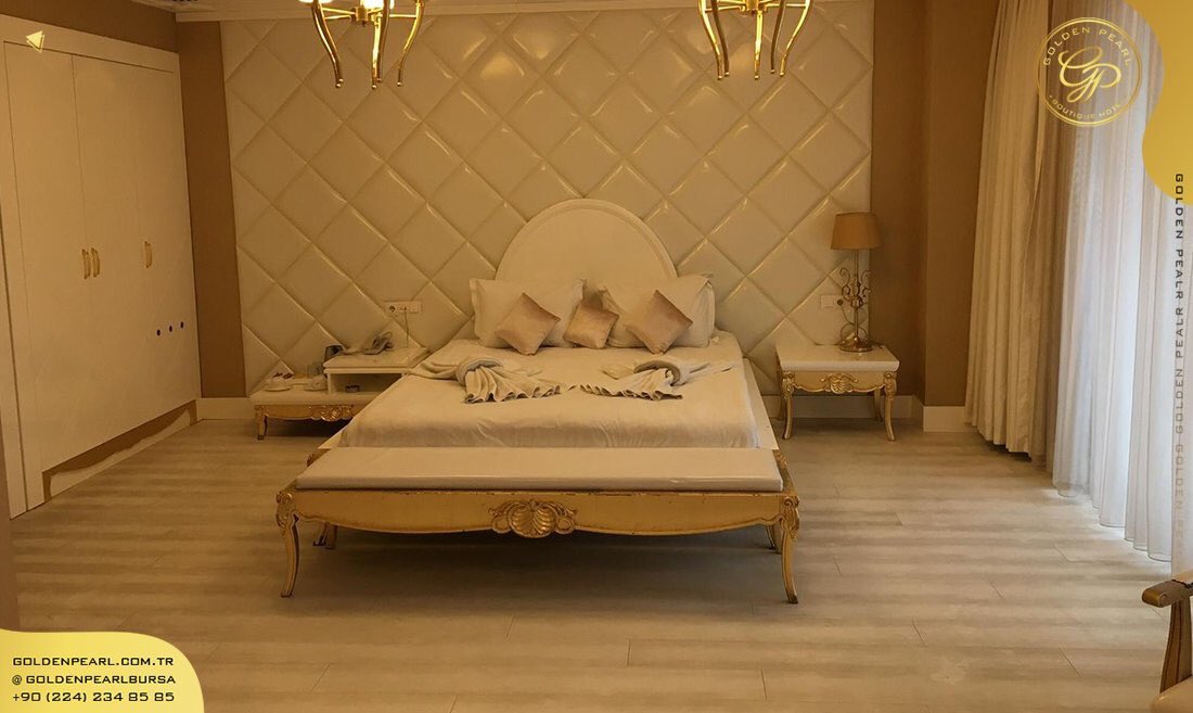 تُحاكي #الغرفة #الفاخرة إلى حدٍ كبير، وفي اسمها يكمن سر #اختلافها! غرفة ملكية مع تراس ، في الطابق #الاول وتتألق #الغرفة بمساحة 80 متر توفر أجواءً من #الراحة، وتُدلل روّادها بإطلالة على مدينة #بورصة الجميلة