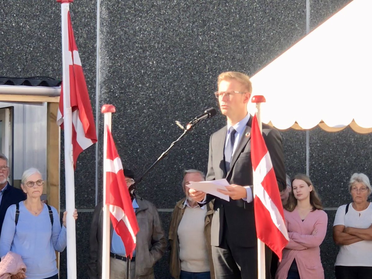 Minister <a href="/BennyEngelbrech/">Benny Engelbrecht</a> opens the new visitor center on the construction site for the #storstømsbro. Denmarks 3rd largest bridge and important step in the #femern project. #dkpol #fbq
