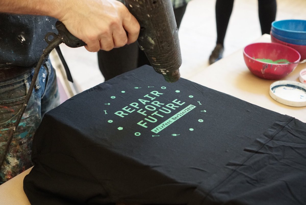 poppe_erik's tweet photo. Silk-screen printing at #fixfest2019!#diy #maker Yeah! https://t.co/mZXN3QLqZL