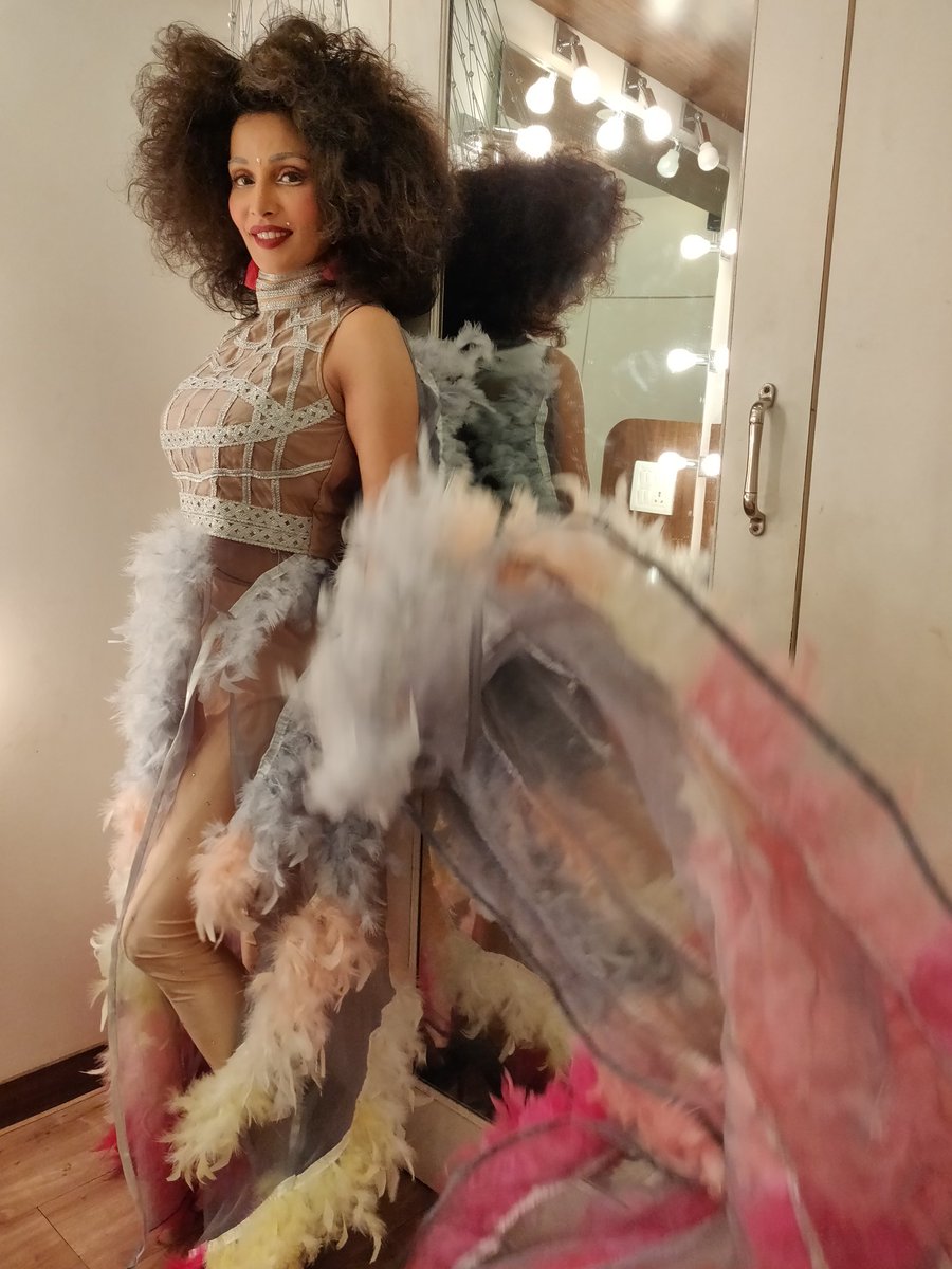 Flora_Saini's tweet photo. Pehchaan kaun? . .
#priyankachopra #Metgala look nailed perfectly by @reenajoelthomas for @sabtv #apnanewsaayega ♥️ 

@nikuld @VipulDShahOpti
@rashmi5690 @shobhitsinha2111 @_lemonsoda_  @optimystixmedia 🤗🤗💎 https://t.co/sMjBdfDXWw