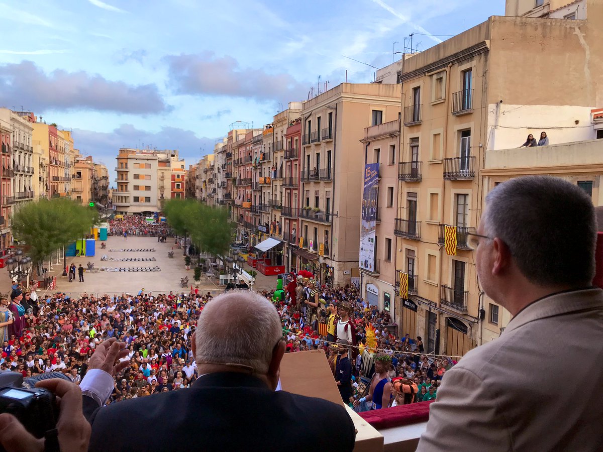 ganzellcat's tweet image. El pregó de @SantateclaTGN va estar dedicat al talent tarragoní. I #BoadaPregoner va anunciar que l’#OlgaXirinacs treu nou llibre el novembre. L’editem naltrus! 
Visca Santa Tecla! #campdetarragonisme @pauricoma @jmcruset @oscarperis #SantaTecla2019 #Tarragona 
📷@eduardboada