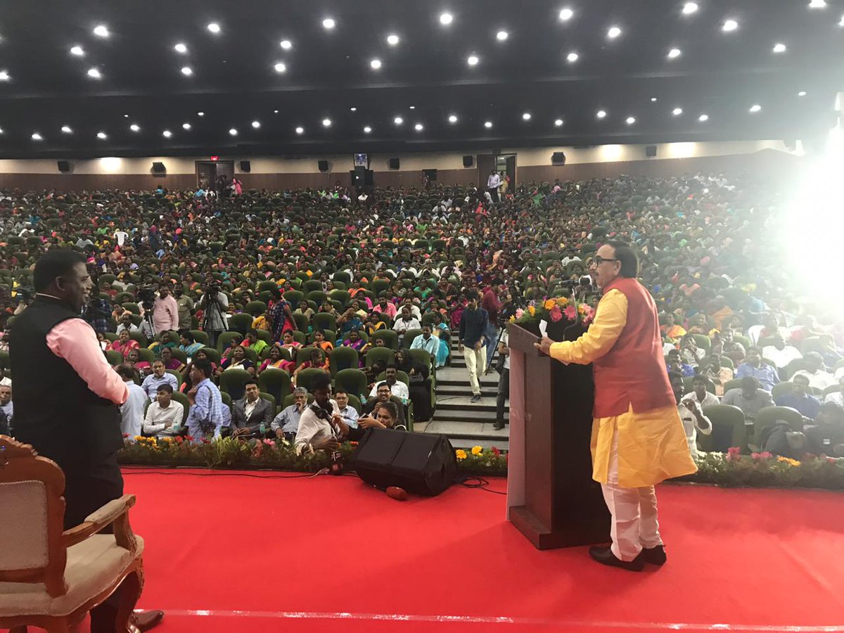 DrMNPandeyMP's tweet image. Attended a Recognition of Prior Learning (RPL) certification ceremony organised by @leatherssc in Chennai today where more than a thousand people were formally certified under #PMKVY in existing skills and experience, under the RPL Best in Class Employer Scheme. #Skill4NewIndia