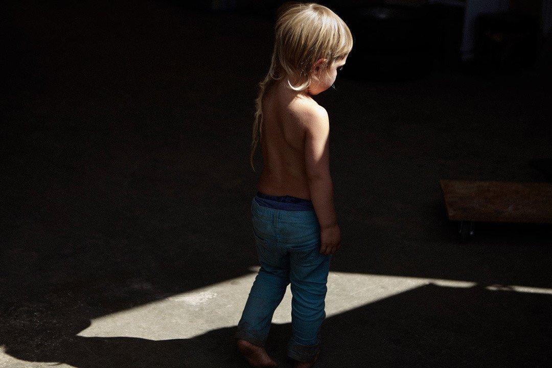 #VRIJPLAATSEN 
"...Aan de muren van Museum IJsselstein hangen dromerige foto’s, fragmenten van leven in de natuur, een stuk van een halfbloot kinderlichaam, een lange vlecht aan een jongenshoofd..." LEES MEER: mistermotley.nl/art-everyday-l… Van 13.00-17.00 geopend. #IJsselstein #Utrecht