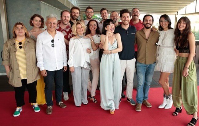 DevKylie's tweet photo. Look what I found ! 💗
#HerYerdeSen #AybükePusat #FurkanAndiç #AslihanMalbora #AliYağci #AyferTokatlı #AliBarkin #AliGözüşirin #DenizIşın #FatihÖzkan #SelDem #DemirErendil #SelinSever https://t.co/9nTGcayZEf