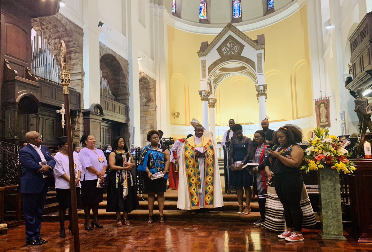 mphophalatse1's tweet photo. Dean Xolani Dlwathi shares a message from Archbishop Desmond Tutu, who fought for our democracy from this cathedral for so many years, but couldn’t join us for health reasons.

He says: “Continue to be a church with a prophetic voice.” Let it be so🙌🏽

@HermanMashaba 
@cojhealth https://t.co/rvNYE4QemV