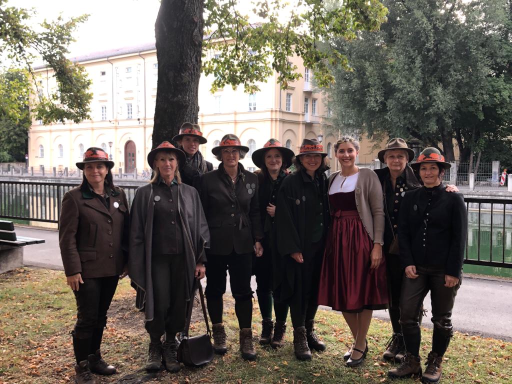 jagdverbandBJV's tweet image. Jetzt geht&apos;s los: Trachten-u. Schuetzenzug 2019 mit den Bayerischen Jägern &amp;amp; unserer #Jagdkönigin Lisa.