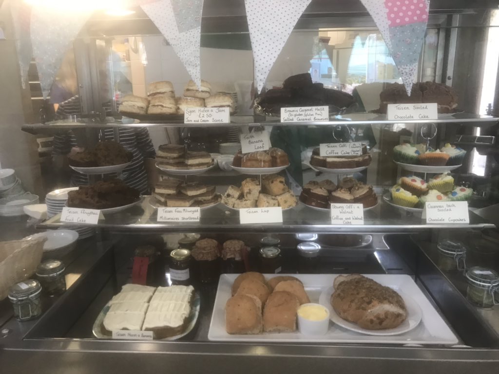 Rydym yn barod ar gyfer ymwelwyr <a href="/afoodfestival/">Abergavenny Food Festival</a>. Dewch draw i’r <a href="/TitheBarn/">Tithe Barn</a> i flasu cacennau bendigedig! Dewch yn llu.