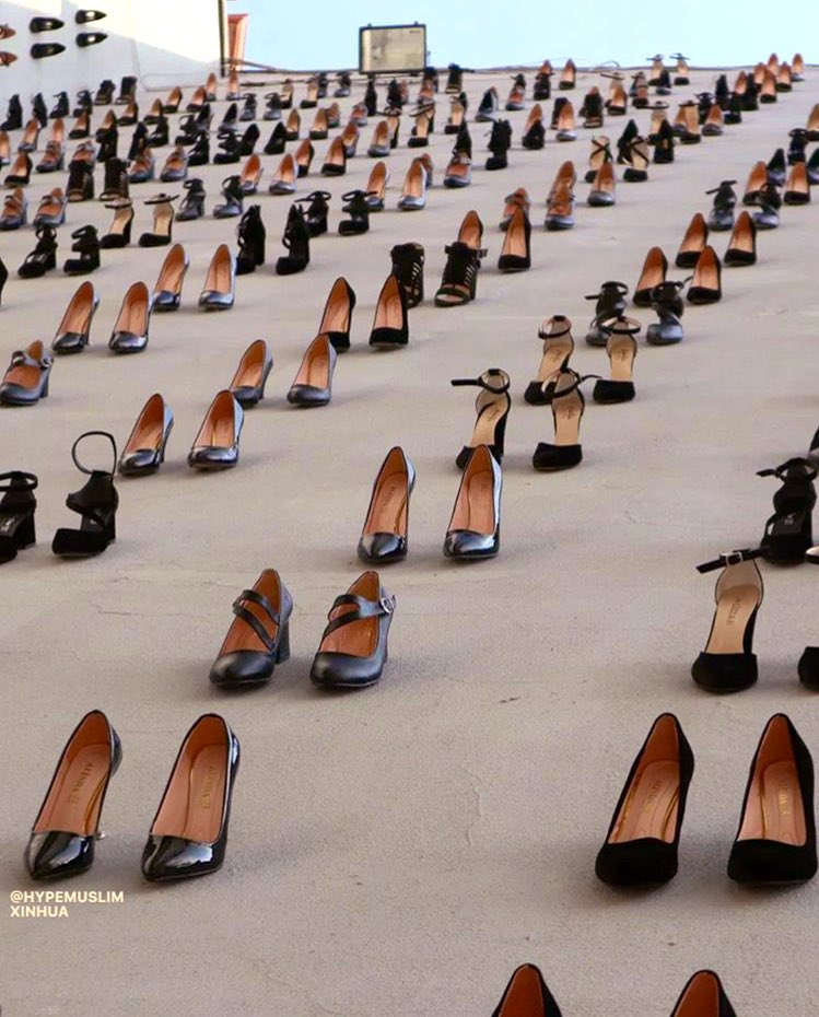 justignoringyou's tweet photo. sul muro di un palazzo ad instanbul, sono stati appesi 400 paia di scarpe da donna che rappresentano tutti i casi di violenza domestica che avvengono ancora ogni giorno nel paese. 💔 https://t.co/BtgcSCIXbU