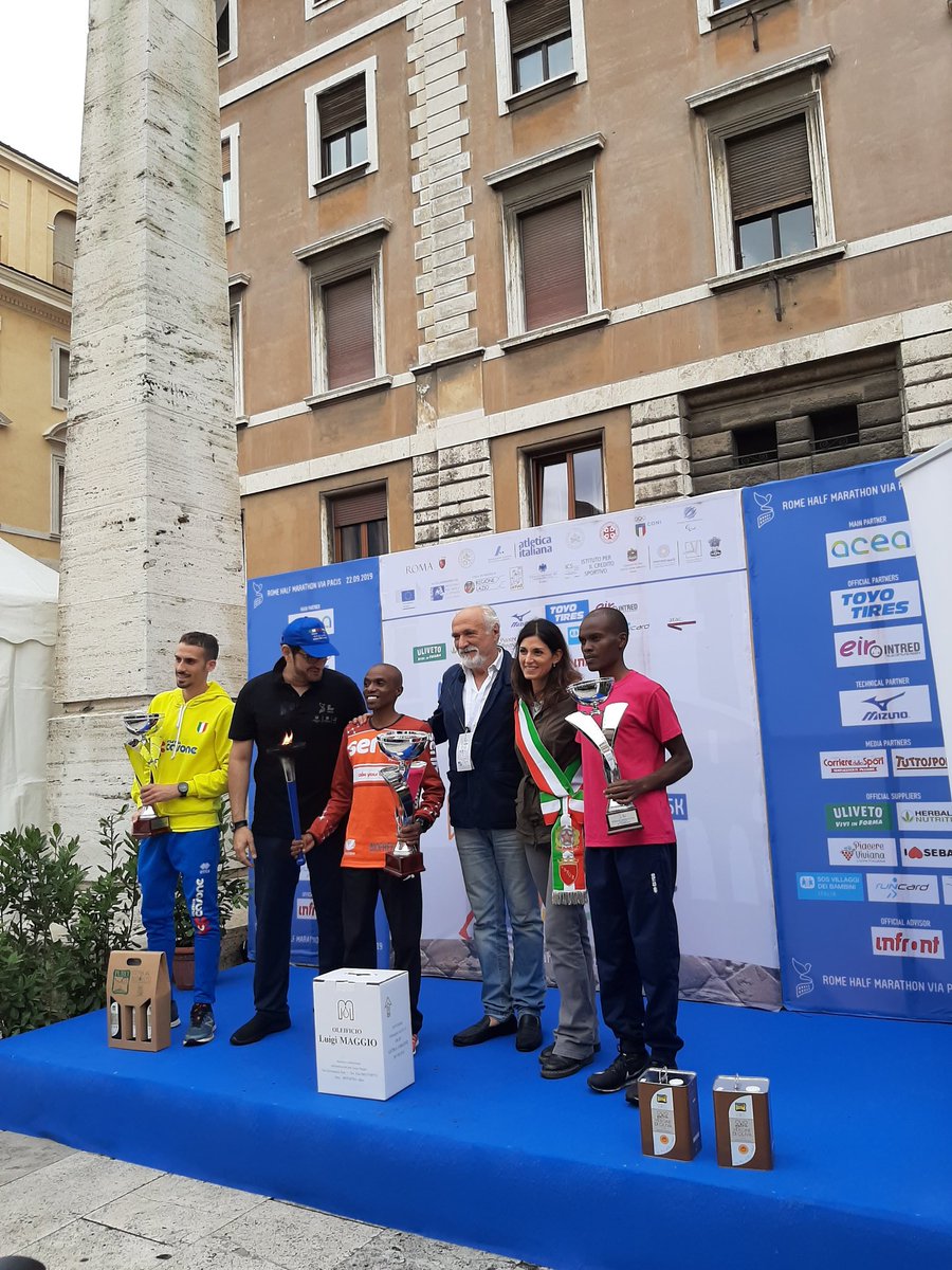 RomeViaPacis's tweet photo. Le premiazioni della Rome Half Marathon #ViaPacis 2019 con la sindaca Virginia Raggi e il presidente Fidal Alfio Giomi. https://t.co/OzYVBtI4Yy