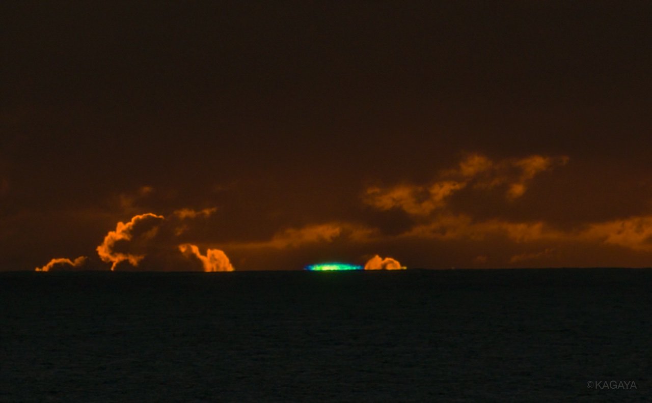 Kagaya 先ほど 小笠原諸島父島にて撮影した水平線に沈む夕日とグリーンフラッシュ 2枚目 グリーンフラッシュは沈む太陽の最後の光が一瞬緑色になる現象で 条件の良いときでないと見られません 日の出時にも見られることがあります T Co