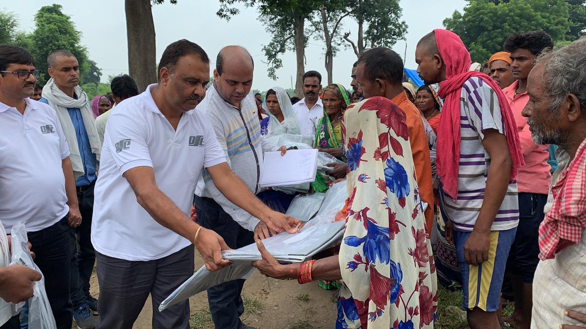 ajitrawat33's tweet photo. @upeidaofficial @aajtak Tripal Distribution by Oriental structural engineers Pvt ltd, Team Purvanchal expressway pkg VIII in flood affect area at village Deenapur, karanda, Ghazipur, UP in presence of SDM Sadar, Tehsidar and Project Director of OSEPL PE- VIII https://t.co/Kk7naiWZyD