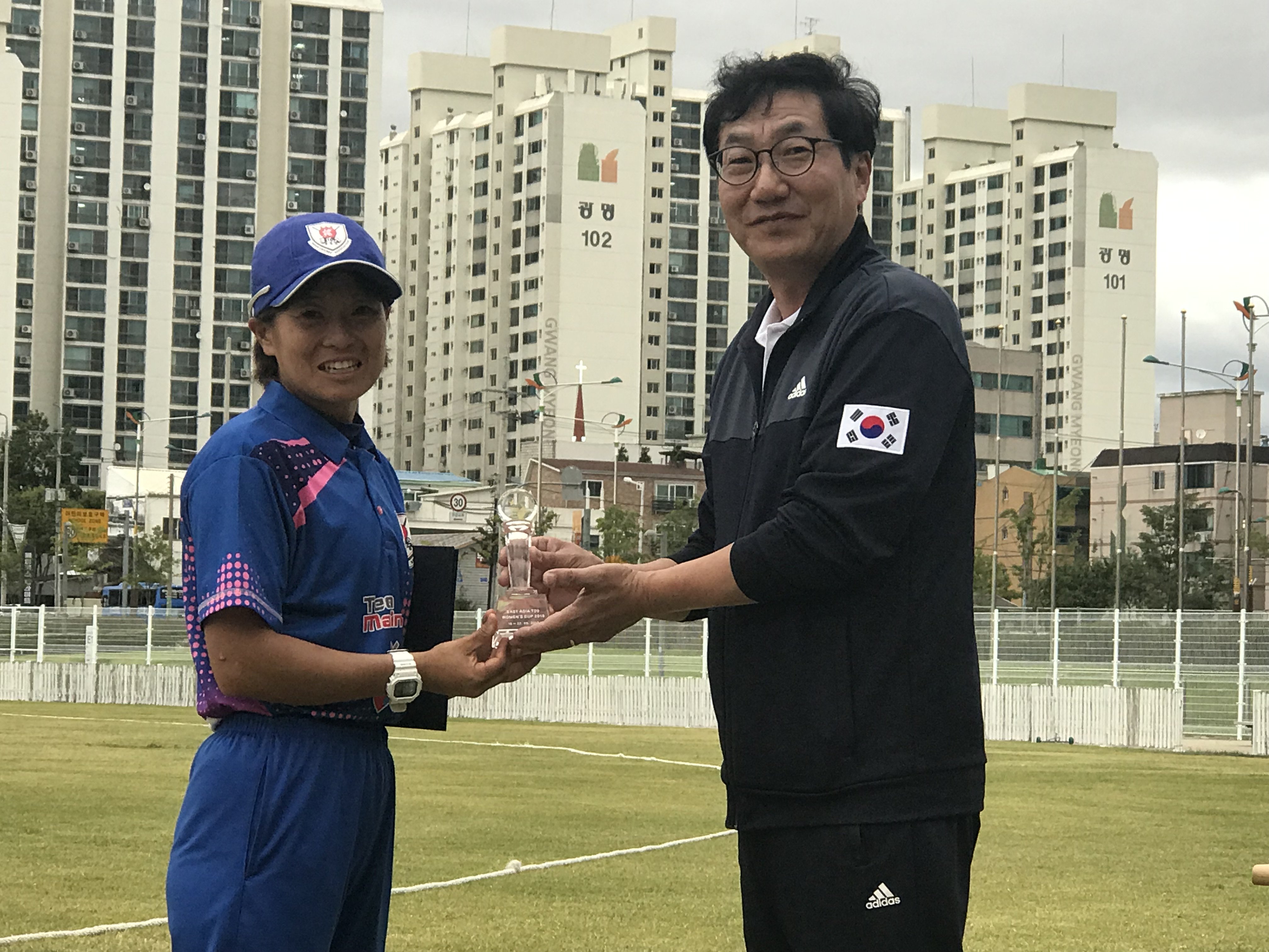 Japan Cricket Association 日本クリケット協会 東アジアカップ 3位決定戦で女子日本代表が韓国に32ラン差で勝利 決勝では中国が香港に14ラン差で勝利し 15年以来の2回目の優勝 大会ベストバッターには日本の宮地静香選手が選ばれました T Co