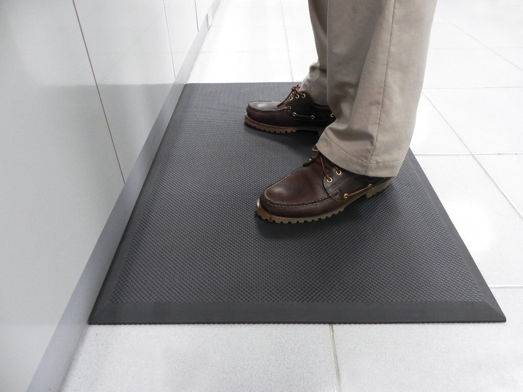 uptogreen's tweet photo. If you're looking for a standing desk mat that also encourages movement, our Mat Series is designed to help you stretch and move the muscles in your feet and legs while you work. #sitstanddesk #standingdesk #standingdeskmat #ergonomics #officespace #workspace https://t.co/wyvLmMm4jG