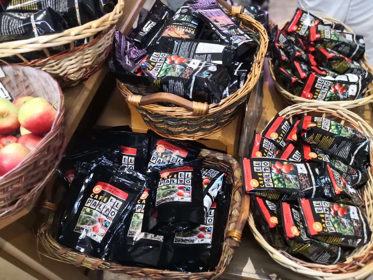 yanojapan's tweet image. サンベノア・ジュラク修道院、見学のあとはここで作っている商品の試食試飲販売。

大司教から若い人にバトンタッチされテレビショッピング並みの勢いで商品説明がはじまりました。

そして私もカッティングボード、リンゴとメープルシロップのジャム、コーヒーを…
#QuebecOriginal
#southernQuébec