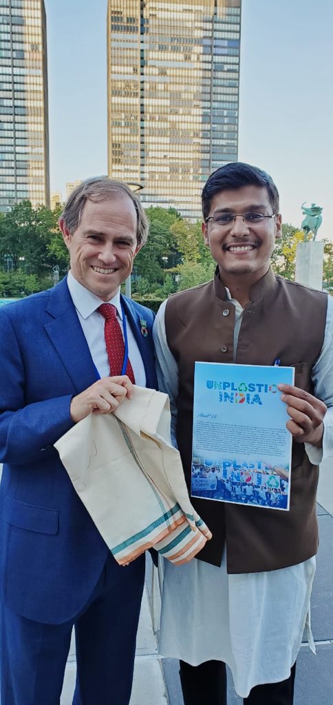 SinghalSailesh's tweet photo. 2/2 on September 17 and I would take this opportunity in meeting you and sharing with you my experiences of how accepting #Khullad and #Khadi had been accepted by world leaders and celebrities.
Thank You, Pradhan Mantri Ji 🙏🏽 https://t.co/lVqh4YaGqA