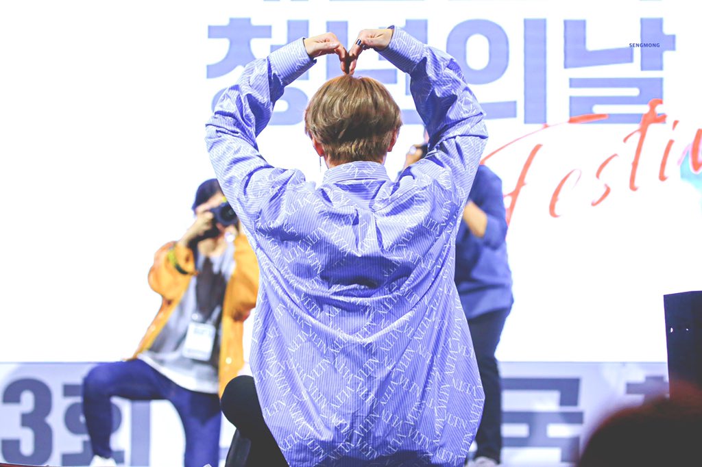 sengmong's tweet image. 190921 청년의날

사진 찍을게요! 하니까 하트 해주고,

팬 여러분들 응원봉 들고 하나 더 찍겠다고하니 넓게 팔 벌려서 같이 사진 찍어주는 이 모습,

너무좋다 하성운💙

bit.ly/2mtc41J
bit.ly/2kwXgP5
bit.ly/2ktp1I7
bit.ly/2ktp3Qf

#하성운 #HASUNGWOON