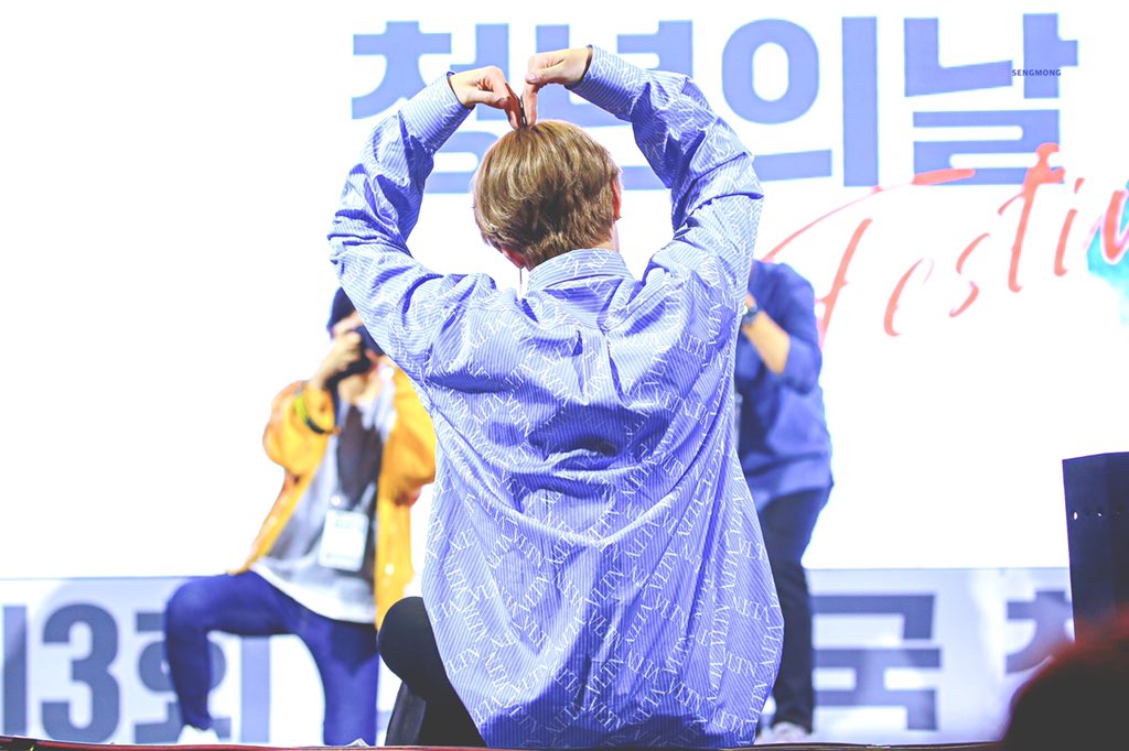 sengmong's tweet image. 190921 청년의날

사진 찍을게요! 하니까 하트 해주고,

팬 여러분들 응원봉 들고 하나 더 찍겠다고하니 넓게 팔 벌려서 같이 사진 찍어주는 이 모습,

너무좋다 하성운💙

bit.ly/2mtc41J
bit.ly/2kwXgP5
bit.ly/2ktp1I7
bit.ly/2ktp3Qf

#하성운 #HASUNGWOON