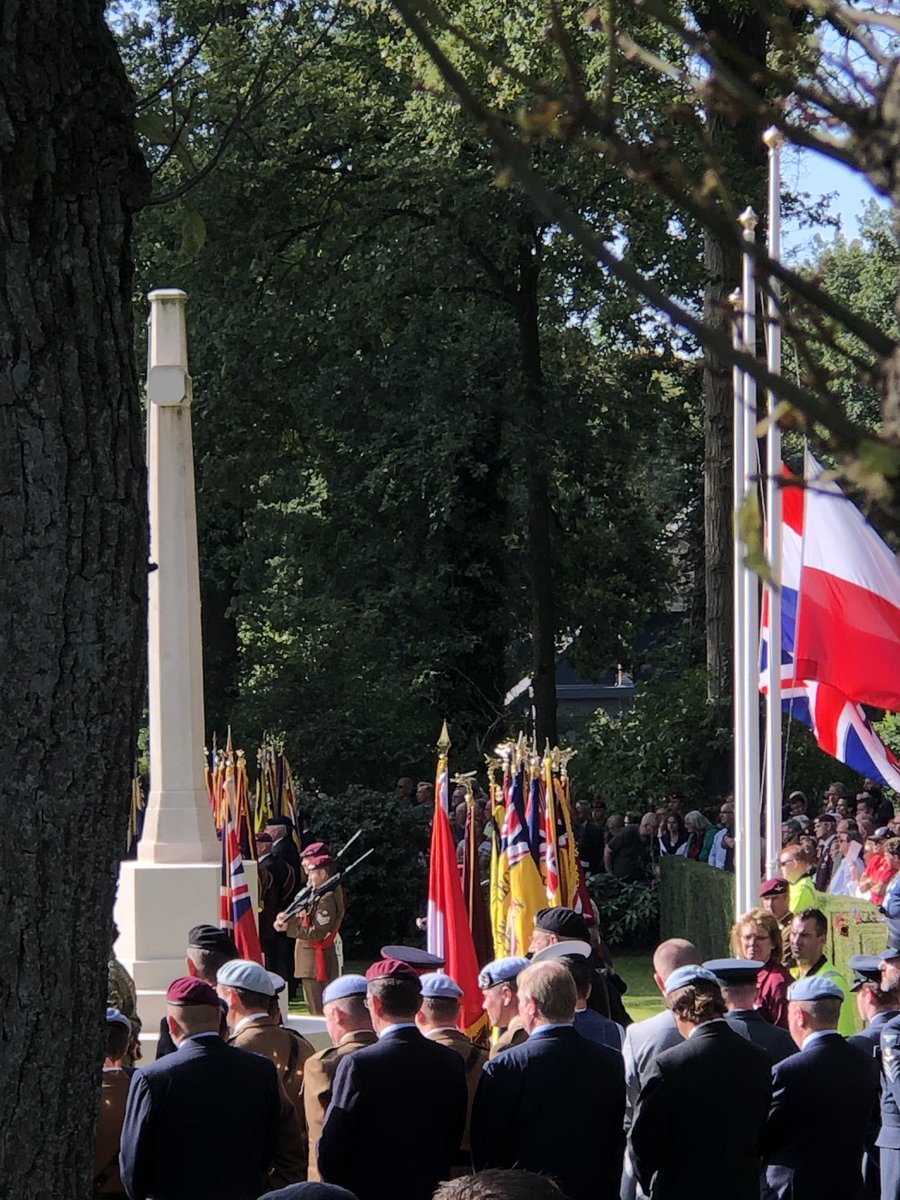 MiddletonofRora's tweet photo. At Oosterbeek for The Battle of Arnhem memorial service. Humbled by the courage and selflessness not only of the soldiers who fought but also of the local Dutch population. #Arnhem75 #letsbuildbridges 🇬🇧🇵🇱🇱🇺 https://t.co/xKIHFpzBGe