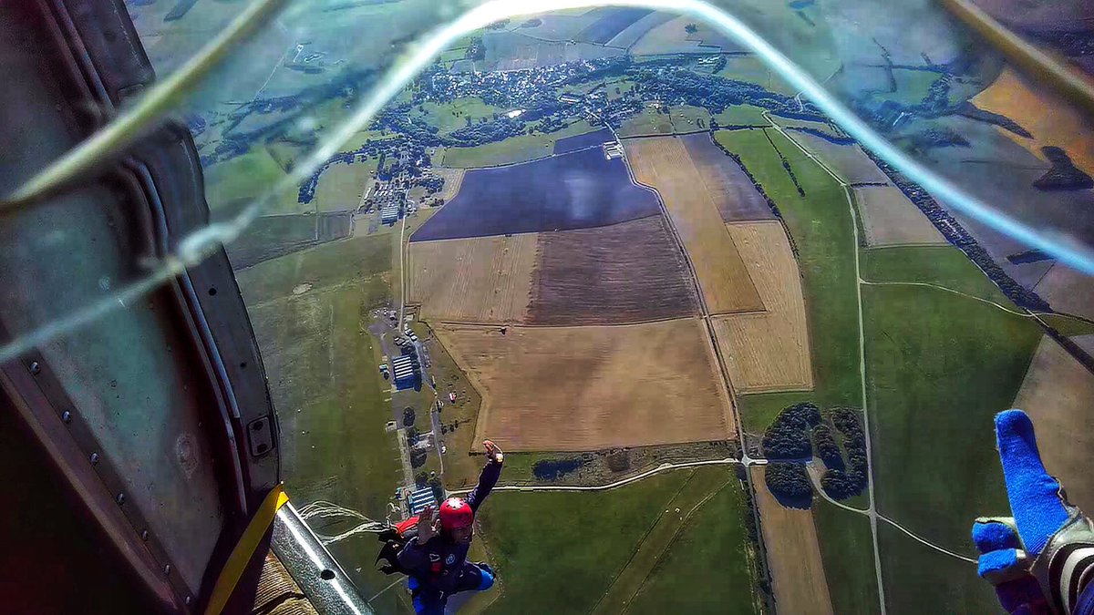 Last week one of my Junior Officers organised for 15 soldiers from across the Battalion to skydive for the first time. This week another is leading 30 soldiers and officers on an @Int_Corps overseas sailing expedition. Amazing effort going into Adventurous Training. #ServeToLead