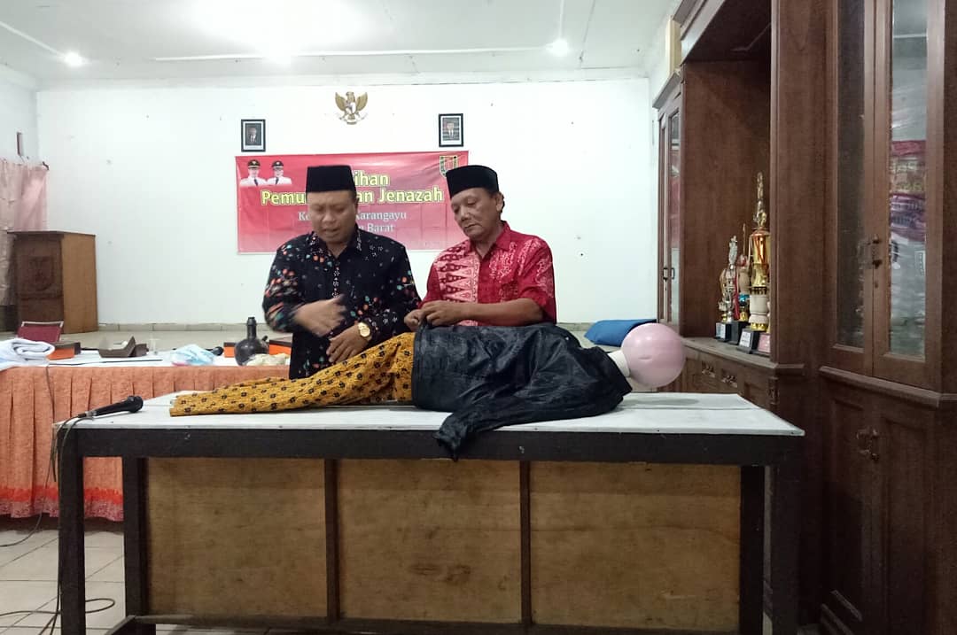 kelkarangayu's tweet photo. Sabtu(21/9) Pelatihan Pemulasaran jenazah kepada warga di Balai Kelurahan Karangayu. Adanya pelatihan pemulasaran jenazah ini diharapkan adanya regenerasi untuk warga dlm pengetahuan memandikan hingga mengkafani jenazah.
Cc: @hendrarprihadi @mbakITASMG @Kec_SMGBarat @tartikaho https://t.co/P7x3TC7pRa