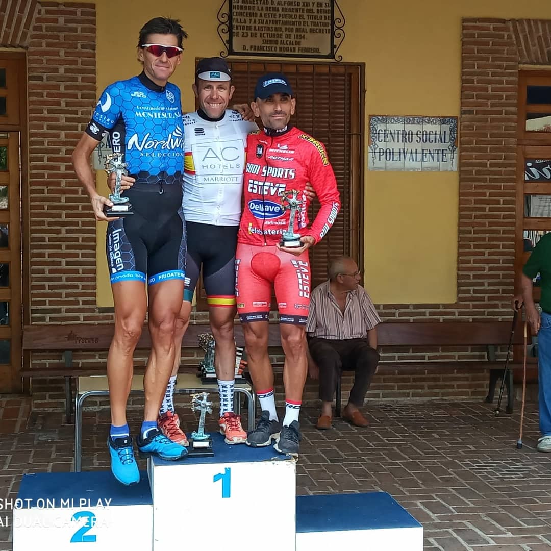 achotelsteam's tweet photo. Gran carrera para nuestros tres corredores en La Pueblanueva (Toledo).

2° @pispajo1 ➡ 1° máster 40
4° @AlberBejarano ➡ 1° máster 30
6° Arturo Muñoz  ➡ 4° máster 40

🏆 Victoria por equipos 

Escapada de 13 corredores desde el km 5 marcada por el aire.

#juntos_somos_mejores https://t.co/7Iil43R7Qq