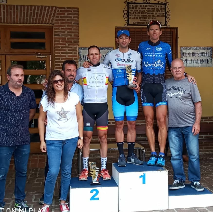 achotelsteam's tweet photo. Gran carrera para nuestros tres corredores en La Pueblanueva (Toledo).

2° @pispajo1 ➡ 1° máster 40
4° @AlberBejarano ➡ 1° máster 30
6° Arturo Muñoz  ➡ 4° máster 40

🏆 Victoria por equipos 

Escapada de 13 corredores desde el km 5 marcada por el aire.

#juntos_somos_mejores https://t.co/7Iil43R7Qq