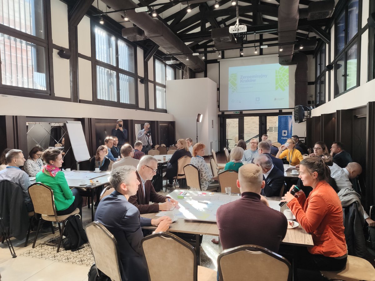 SkubidaAneta's tweet image. @krakow_pl took up the ambitious challenge of becoming net #ZeroEmissions, as the first City in PL! On Thu &amp;amp; Fri @ClimateKIC &amp;amp; @urbanwrkshp held a first workshop with local stakeholders, under the #deepdemo programme. 

@justynakrol #ClimateAction #ClimateChange