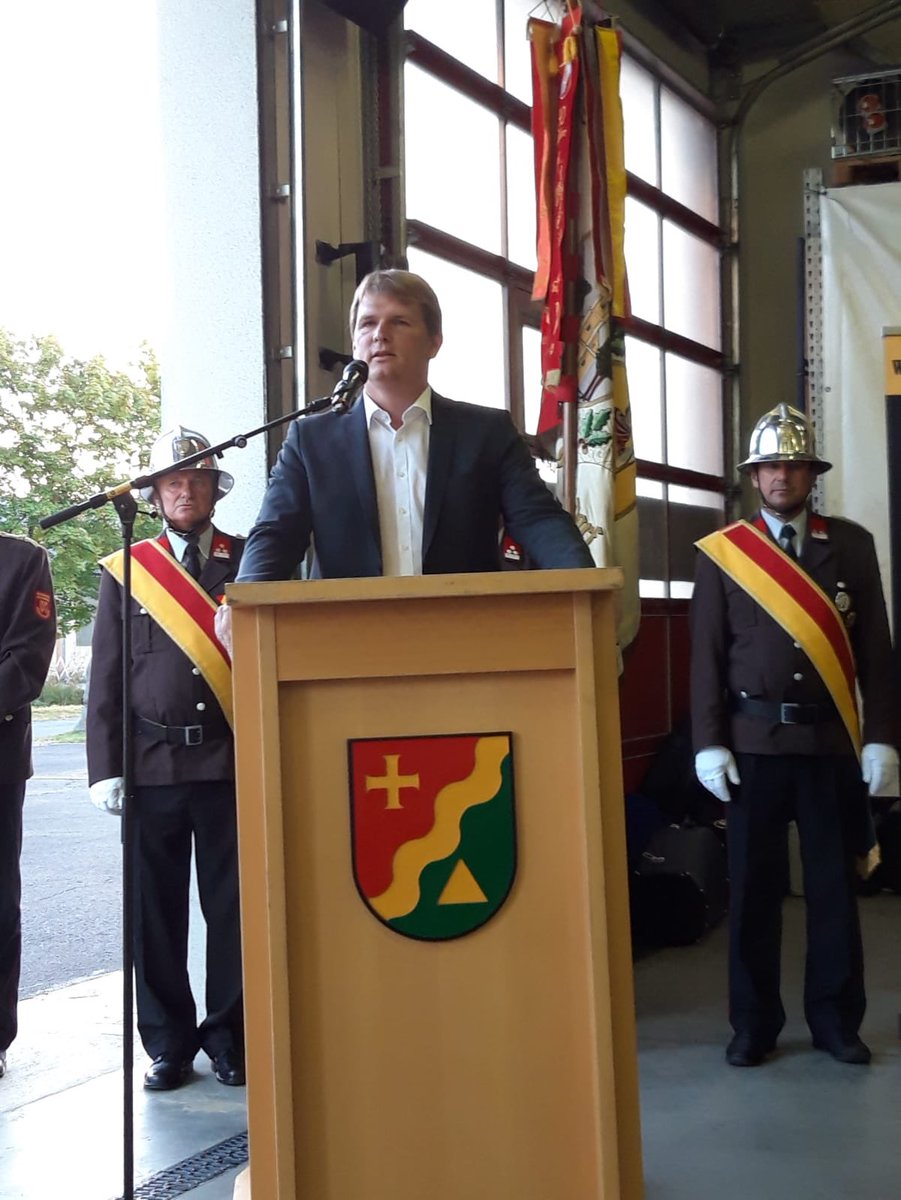 Hirczy's tweet photo. Die Kameraden der Feuerwehr sind 365 Tage im Jahr und das 24 Stunden am Tag für die Mitmenschen einsatzbereit! Gratulation der Stadtfeuerwehr Jennersdorf zum neuen Kranfahrzeug, es trägt zur leichteren, schnelleren Hilfeleistung in unserer Region bei! https://t.co/OG2SvNRt5U
