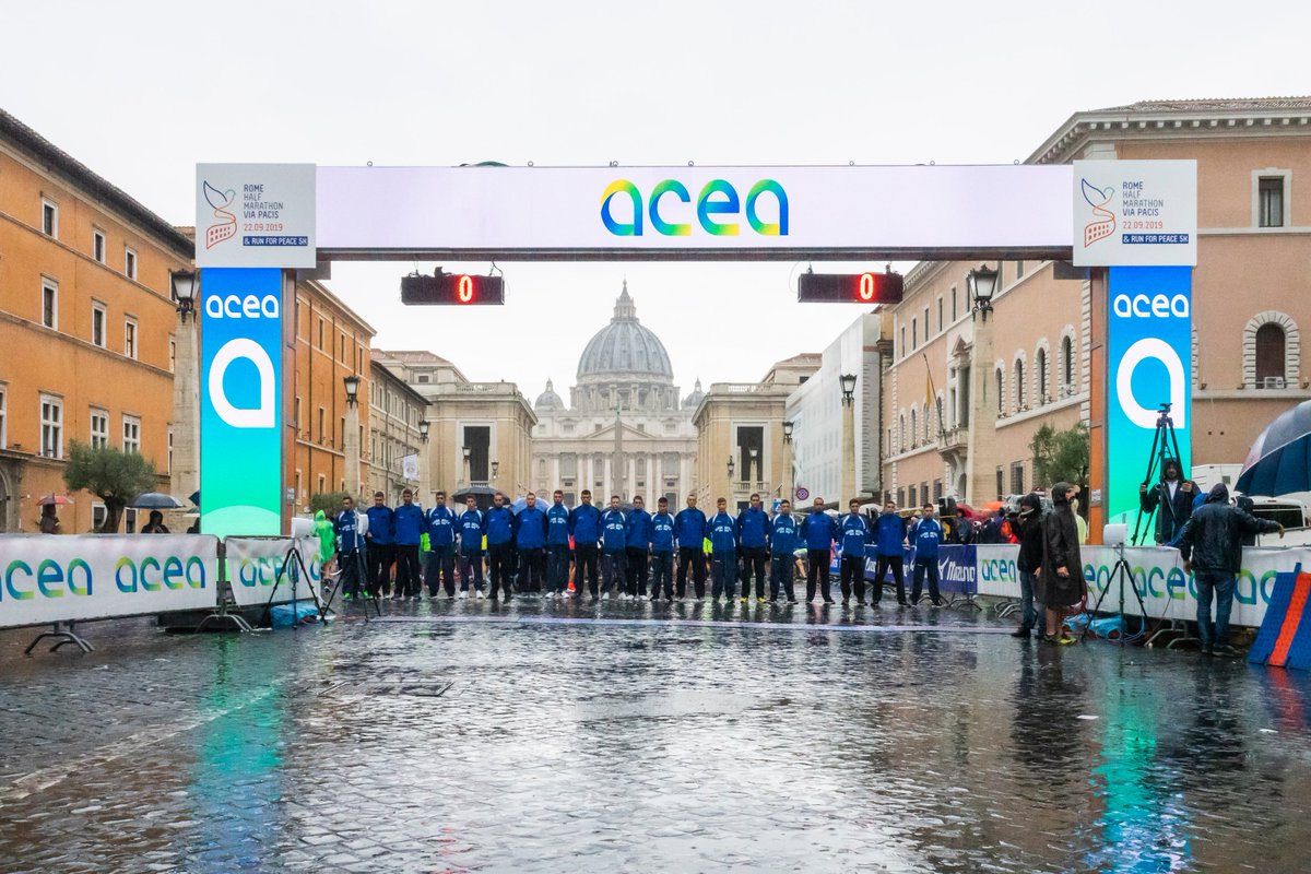 AceaGruppo's tweet photo. Un percorso indimenticabile per sfidare i propri limiti correndo nel cuore della Città Eterna. 
Oggi la @RomeViaPacis, la mezza maratona che unisce idealmente religioni, popoli e culture diverse.
https://t.co/ZEWu2q1wGh https://t.co/KTIkDBxxAX