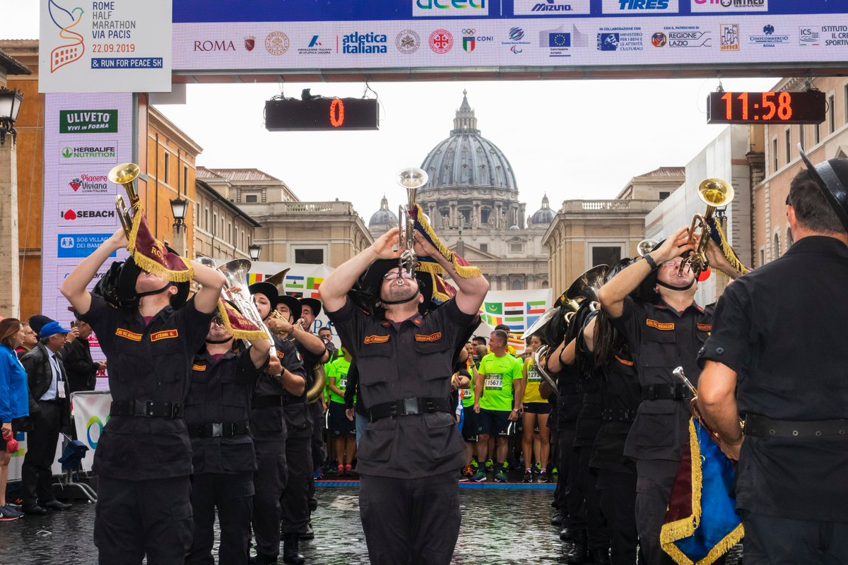 AceaGruppo's tweet photo. Un percorso indimenticabile per sfidare i propri limiti correndo nel cuore della Città Eterna. 
Oggi la @RomeViaPacis, la mezza maratona che unisce idealmente religioni, popoli e culture diverse.
https://t.co/ZEWu2q1wGh https://t.co/KTIkDBxxAX