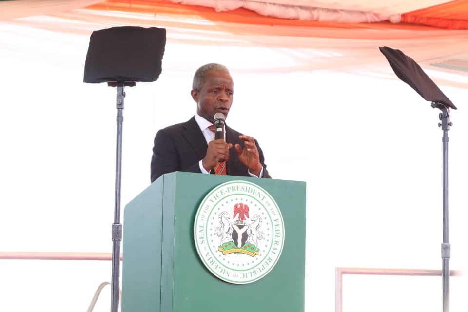 ebekeng1's tweet photo. #AkwaIbomAt32
"Kings are Lord's over territories, they are rulers over situations and circumstances, Kings in business, entertainment and in the things of God. Kings everywhere, they shall come from this state."
-- @ProfOsinbajo

@GovAkwaIbom @atiku
@OfficialPDPNig @APCNigeria https://t.co/gxRsW9bDmz