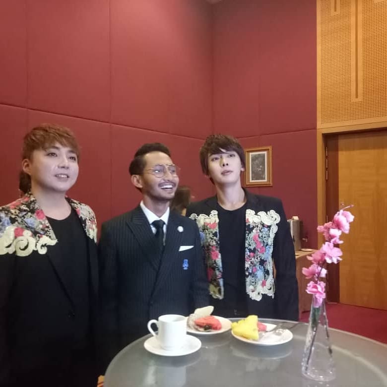 kmaniamy's tweet photo. Nantikan persembahan Sufian Suhaimi bersama kumpulan dari Korea G.T.I
.
Note : Parents Sibong ni rupanya fans @sufiansuhaimi_ . Untung Baby Pian ada fans Korea๐๐
.
#ABPBH #ABPBH32 #AnugerahBintangPopularBeritaHarian #GTI #Sibong #Donggyun #sufiansuhaimi https://t.co/iLIuyEtDz8