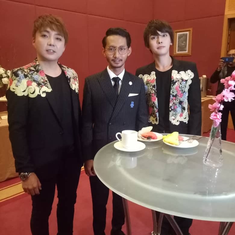 kmaniamy's tweet photo. Nantikan persembahan Sufian Suhaimi bersama kumpulan dari Korea G.T.I
.
Note : Parents Sibong ni rupanya fans @sufiansuhaimi_ . Untung Baby Pian ada fans Korea๐๐
.
#ABPBH #ABPBH32 #AnugerahBintangPopularBeritaHarian #GTI #Sibong #Donggyun #sufiansuhaimi https://t.co/iLIuyEtDz8
