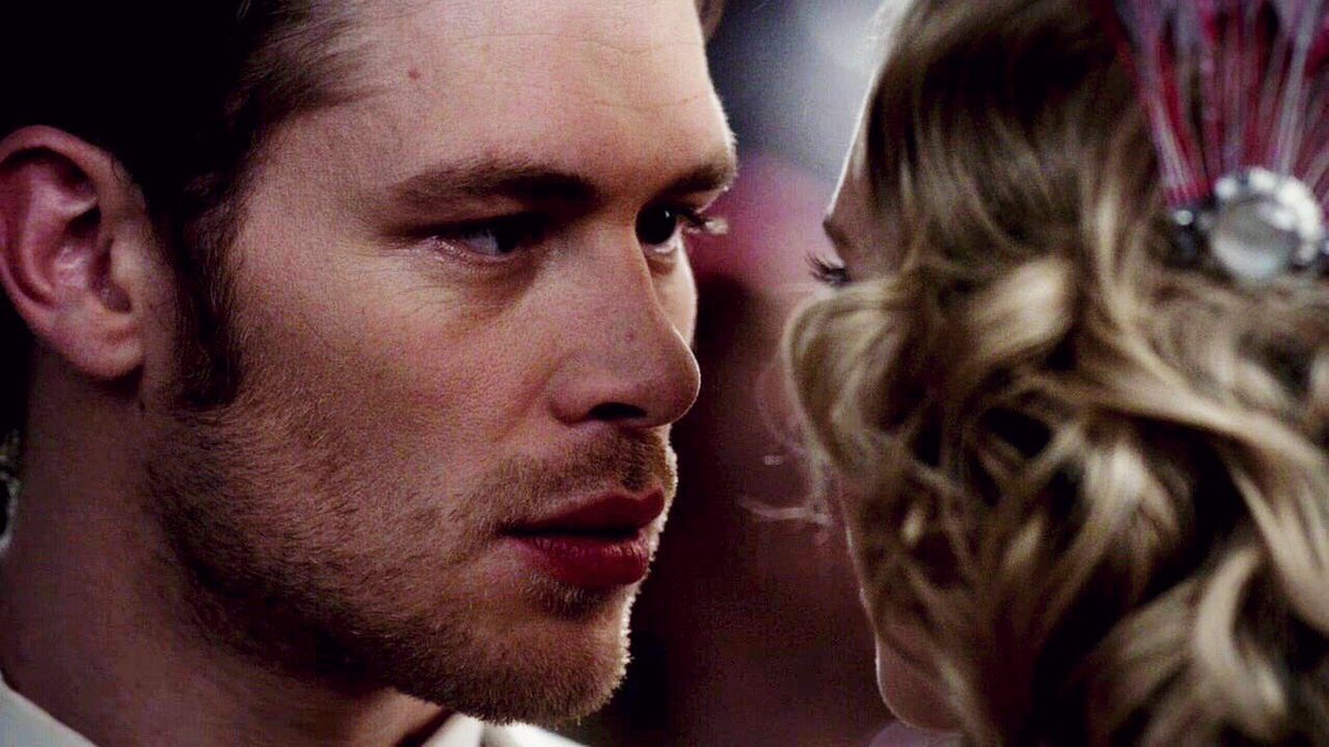 𝒔𝒕𝒚𝒍𝒆"you've got that james dean daydream look in your eye and i've got that red lip classic thing that you like"