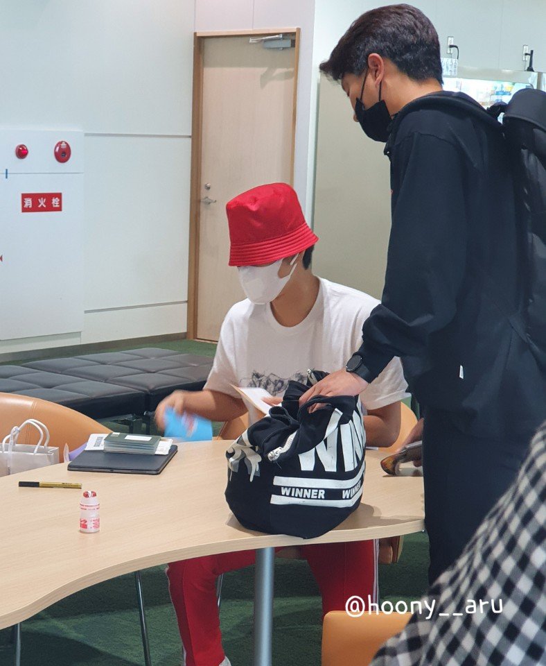 hoony__aru's tweet photo. 기억이 휘발되기전에 자세히 적어봄
출국장에서 사람들에 둘러싸인 빨간모자쓴 누군가가 지나가는걸 봄 근처에 앉아있던 나는 후니 인스타에서 본 모자라서 혹시 승훈이가 아닐까하고 가보니 사인을 하고 있는 후니가 있었음 사인을 받고 싶었지만 그냥  사인하는 후니만 하염없이 보고 있었음 https://t.co/MBSBxRHA3F