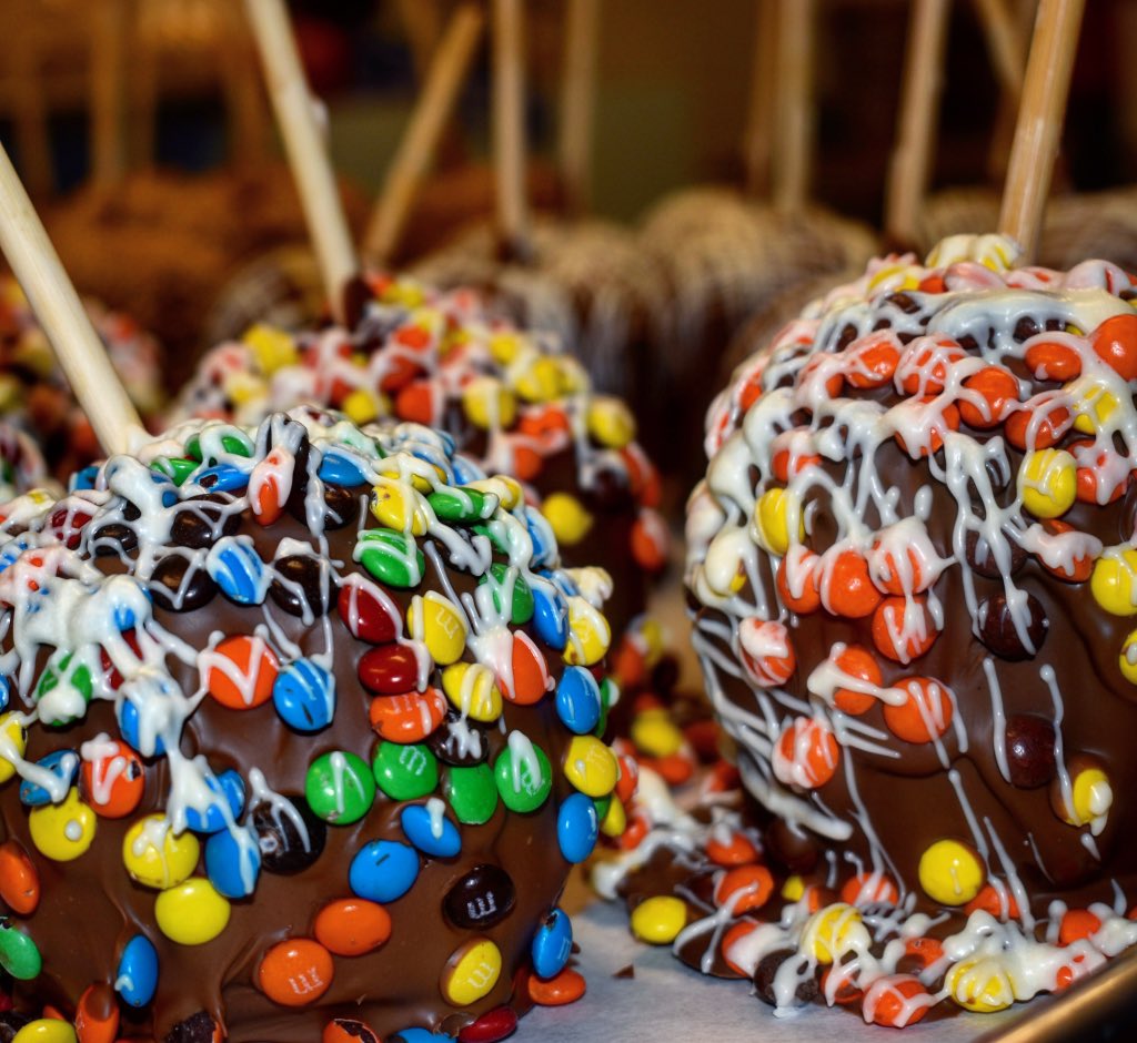 Why stop at caramel?? #chocolate #chocolatecoveredapples #chocolateapples #reesespieces #candy #candystore #whitechocolate #chocolatedrizzle #whitechocolatedrizzled #yum #delicious #gourmet #toogoodtobetrue #food #vermilion